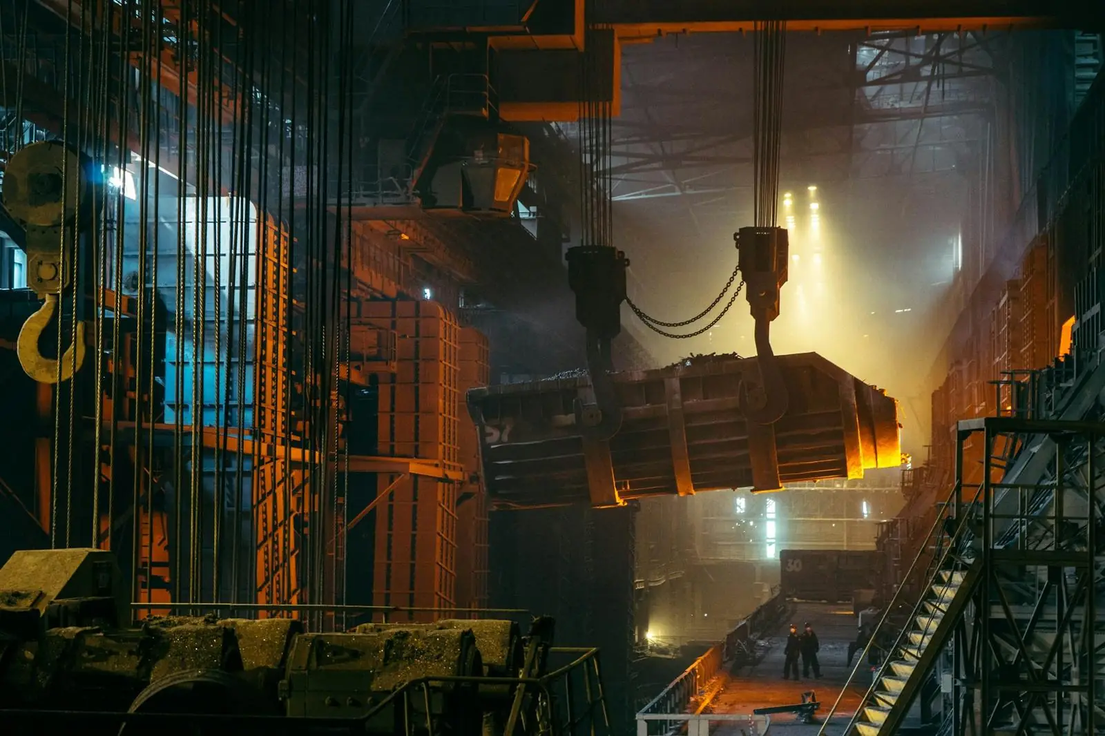 Heavy fabrication bay with overhead cranes