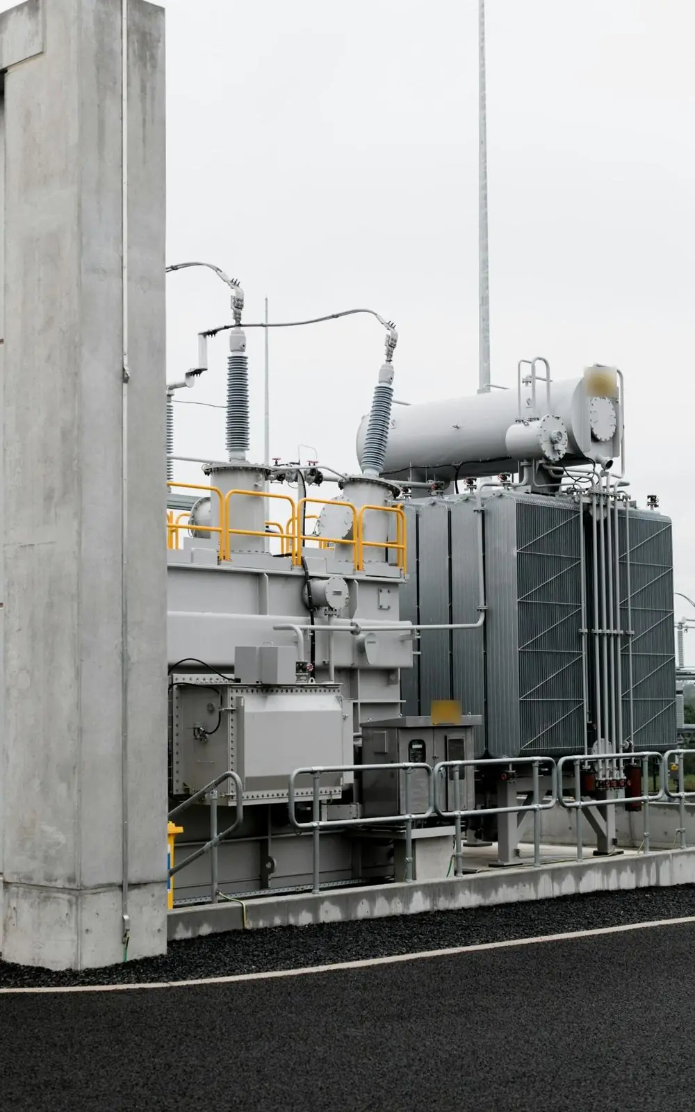 Power transformer with conservator and radiators