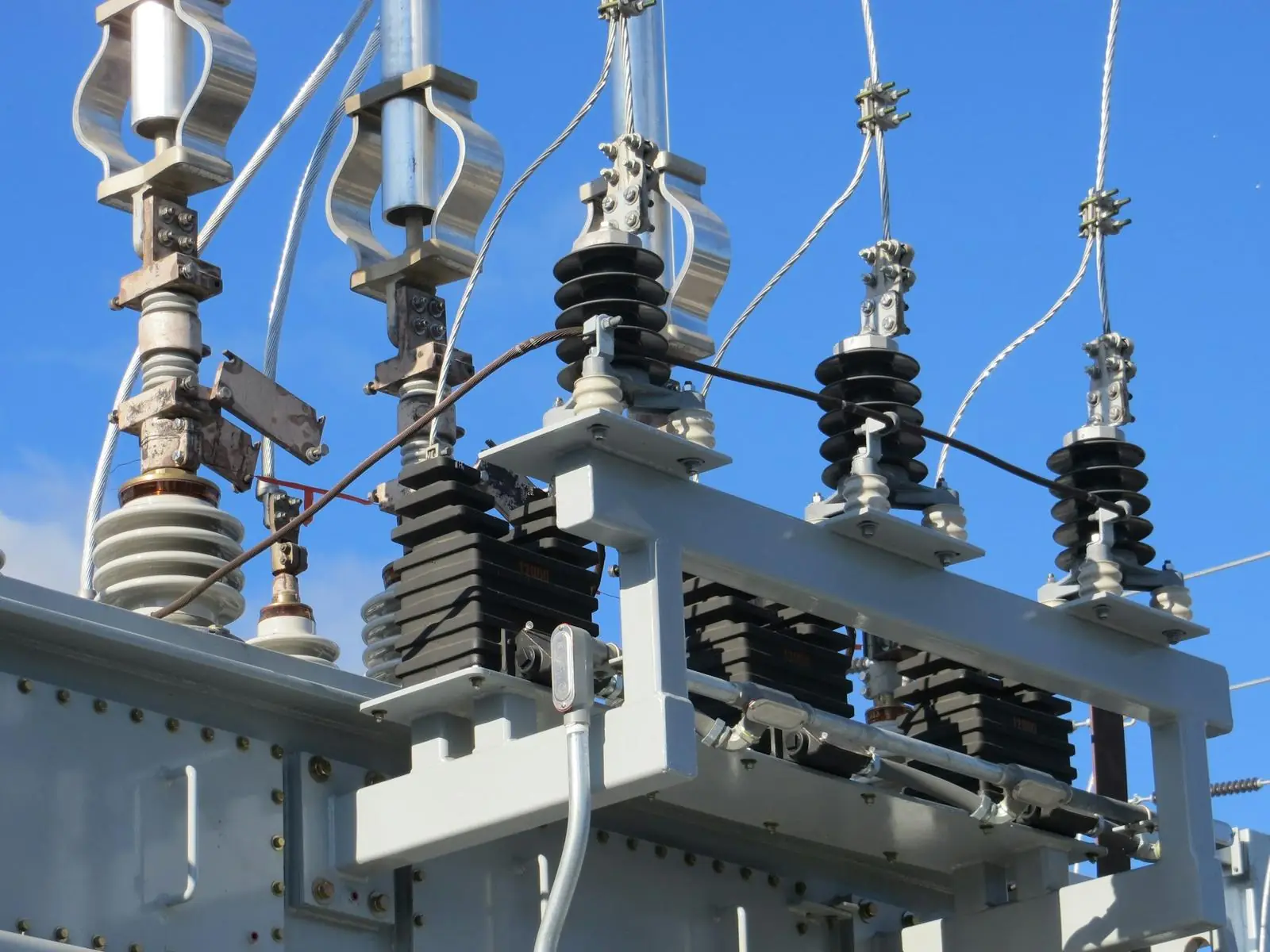 Transformer top structure with bushings